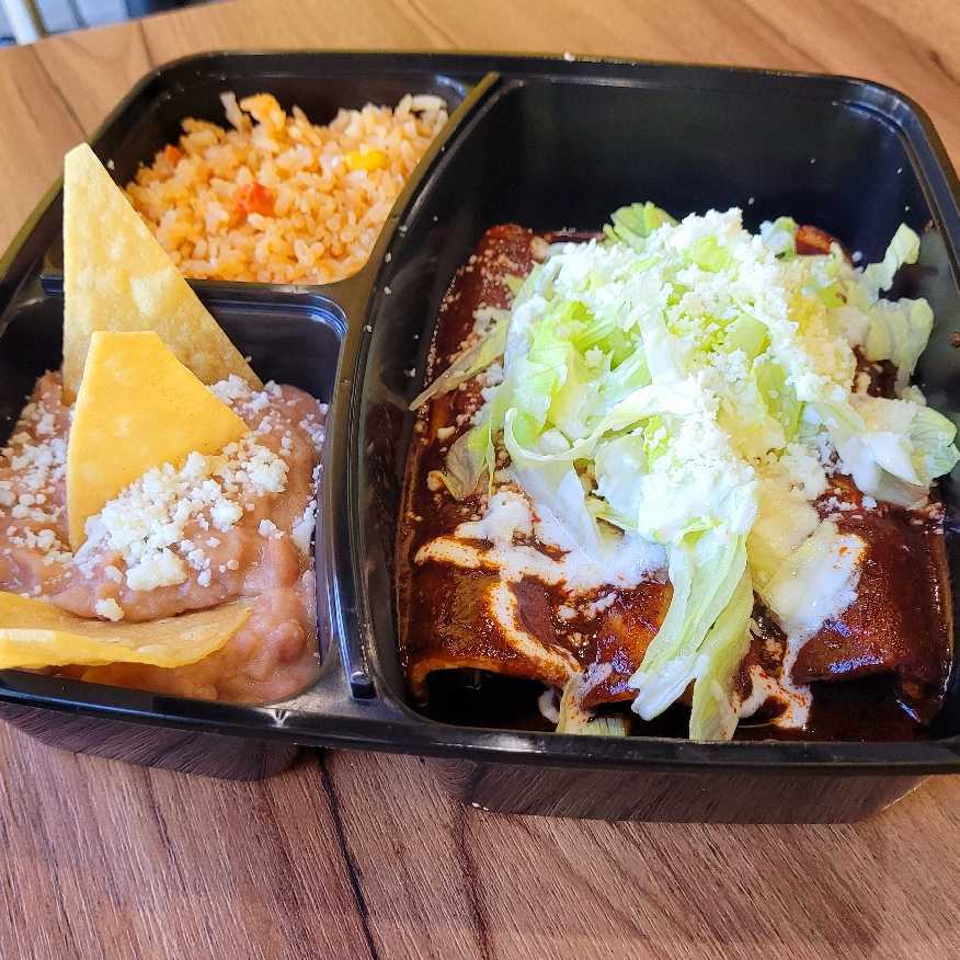 ENCHILADAS DE MOLE ROJO